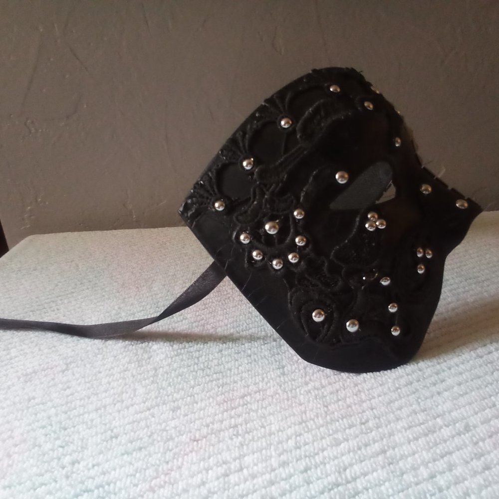 Mask - Picture 4 of 5
